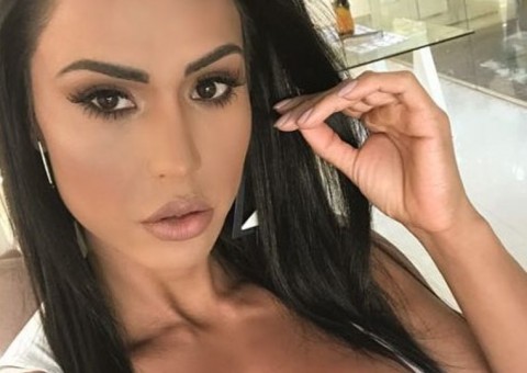 Gracyanne Barbosa ultrapassa limites com foto de seios e bumbum explodindo