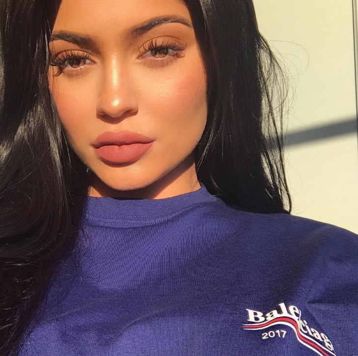 Em meio a rumores de gravidez, Kylie Jenner aparece com barrigão e choca fãs 