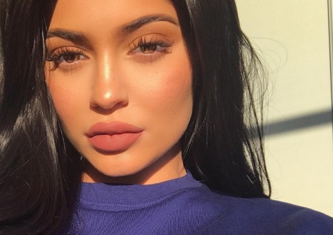 Em meio a rumores de gravidez, Kylie Jenner aparece com barrigão e choca fãs 