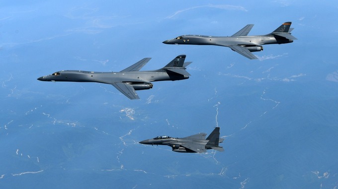 Trump envia aviões militares dos EUA como ameaça a Coreia do Norte 