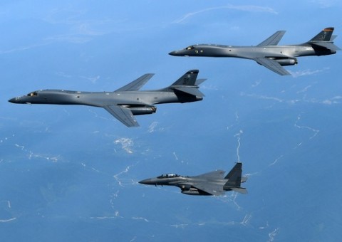 Trump envia aviões militares dos EUA como ameaça a Coreia do Norte 