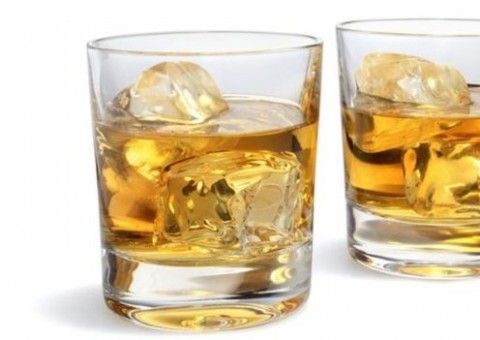 Por que o uísque fica melhor quando misturado com água, segundo a ciência