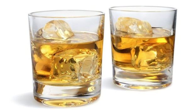 Por que o uísque fica melhor quando misturado com água, segundo a ciência