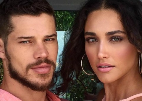  Débora Nascimento aparece completamente nua em foto íntima com José Loreto 