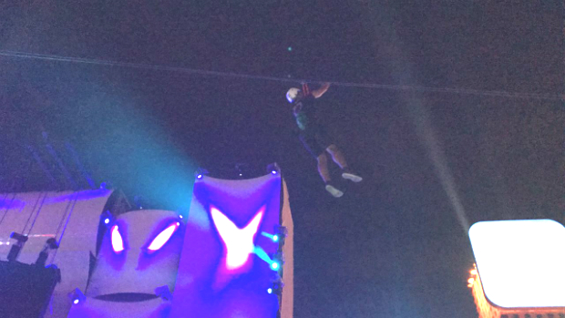 Após susto em montanha-russa, homem fica suspenso em tirolesa no Rock in Rio 