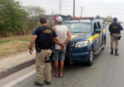 Pai suspeito de estuprar filha de 2 anos é preso em rodovia