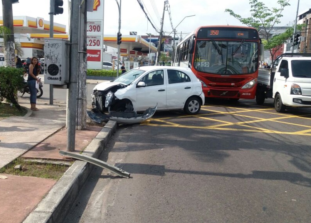Em Manaus, carro capota e outro é destruído em acidente 