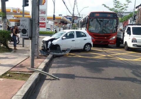Em Manaus, carro capota e outro é destruído em acidente 