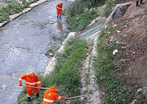 Mais quatro igarapés recebem serviços de retirada de lixos em Manaus 