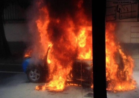 Carro da PM é destruído por fogo na Rua Jardim Botânico, na Zona Sul