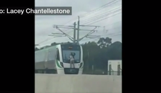 Jovem é flagrado viajando pendurado em para-brisa de trem em alta velocidade; Vídeo