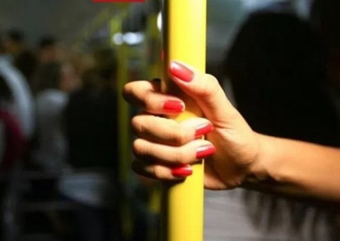 Homem é preso após ejacular em mulher dentro de ônibus