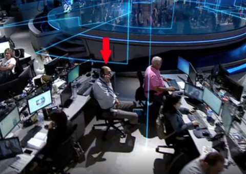 Diretor da Globo vira figurante para encher cenário do Jornal Nacional