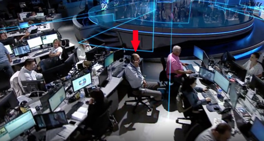 Diretor da Globo vira figurante para encher cenário do Jornal Nacional