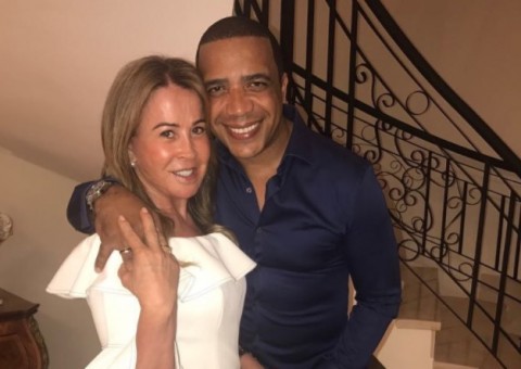 Zilu Camargo troca alianças com novo namorado 