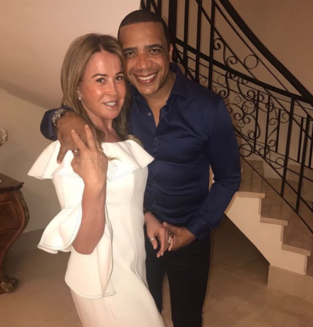 Zilu Camargo troca alianças com novo namorado 