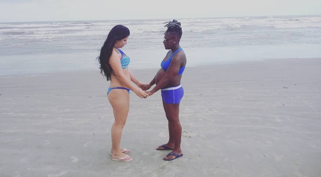  Neném, da dupla com Pepê, mostra barrigão de grávida ao lado da mulher