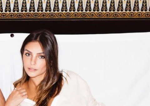  Ex-mulher de Kaká posa sensual com namorado na cama