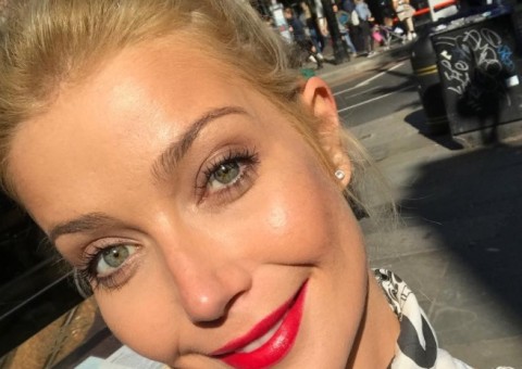 De lingerie, Luiza Possi mostra antes e depois de perder 20 kg