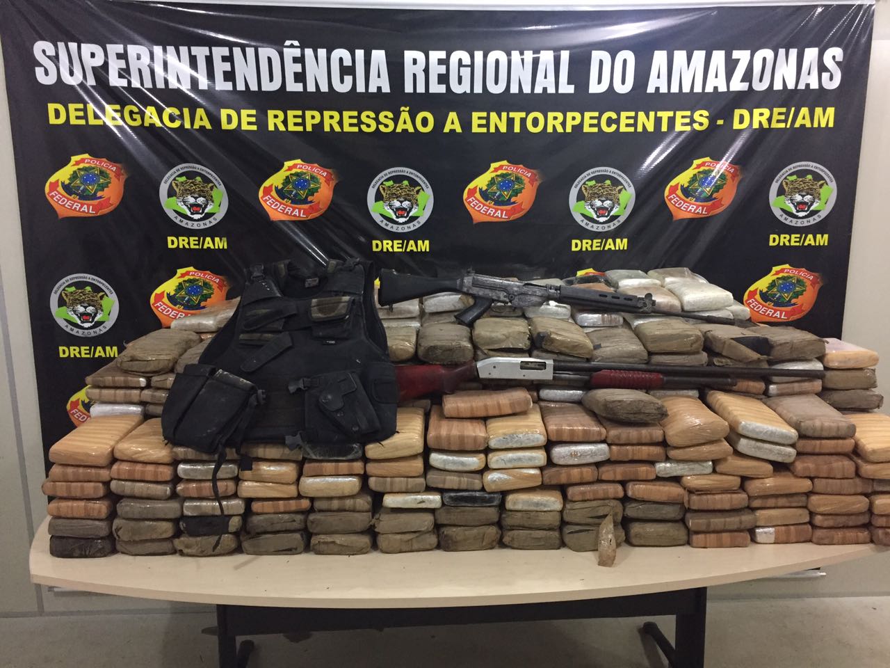 Dois homens são presos com drogas e armamento em sítio no Amazonas
