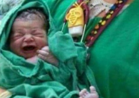 Foto de recém-nascido chama atenção por conta de detalhe inusitado 