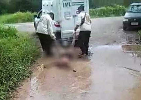 Funcionários do IML são demitidos após serem flagrados arrastando cadáver pela lama