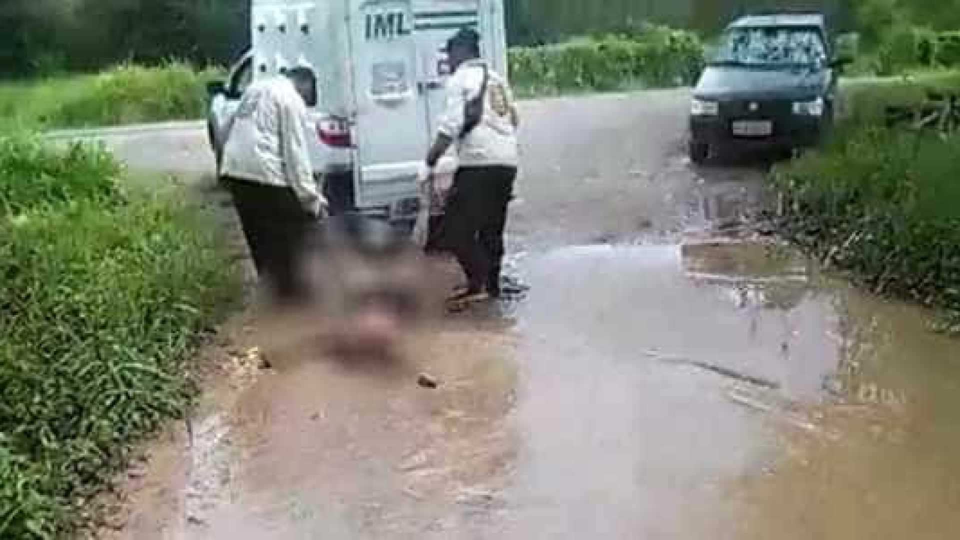 Funcionários do IML são demitidos após serem flagrados arrastando cadáver pela lama
