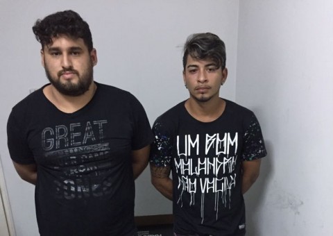 Dupla é presa suspeita de roubar carro e fazer arrastões em Manaus