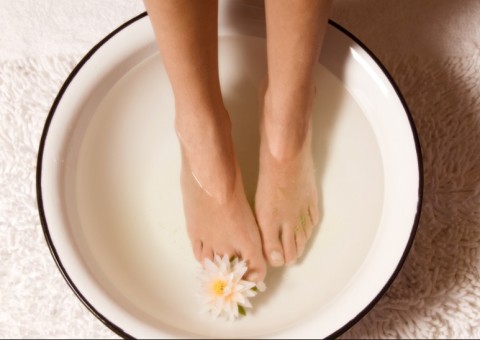 Uso de Escalda-pés com ervas pode relaxar, reduz insônia e tratar problemas respiratórios