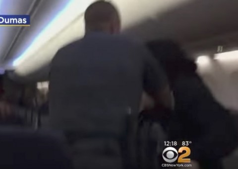 Mulher é arrastada para fora de avião da Southwest Airlines nos EUA