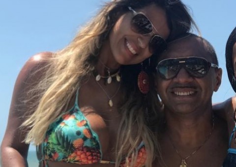 Mulher de Tiririca exibe corpaço em dia de praia com deputado