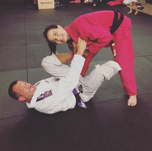 Malvino Salvador encanta fãs com foto treinando jiu-jitsu com Kyra Gracie e filhas