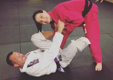 Malvino Salvador encanta fãs com foto treinando jiu-jitsu com Kyra Gracie e filhas