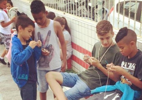 Alunos usam tempo do intervalo de escola para fazer crochê 