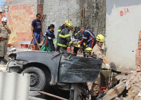 Mulher fica presa às ferragens após caçamba invadir casa em Manaus