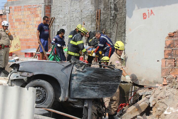 Mulher fica presa às ferragens após caçamba invadir casa em Manaus