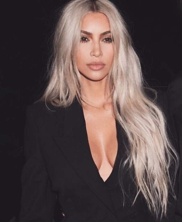  Kim Kardashian confirma que está esperando terceiro filho