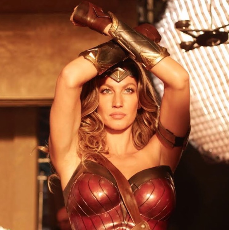 Gisele Bündchen se veste de Mulher-Maravilha e ultrapassa limites da beleza