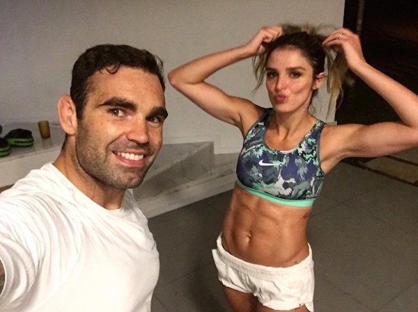  Rafa Brites choca fãs com foto de barriga 6 meses após parto  