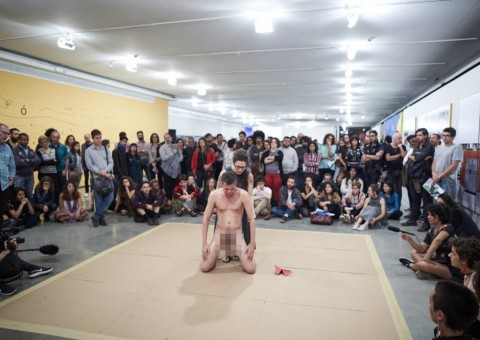 Criança interage com homem nu em Museu de São Paulo