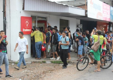 Avenida é liberada após detonação de bombas em Manaus