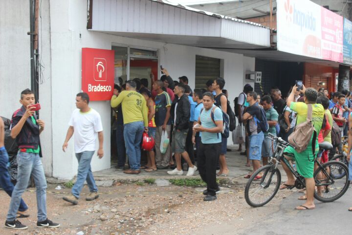 Avenida é liberada após detonação de bombas em Manaus