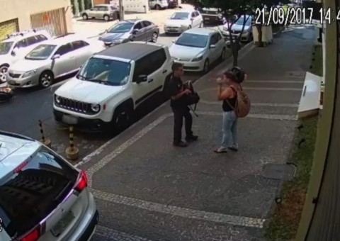 Mulher é baleada friamente pelo ex-marido no meio da rua. Vídeo 