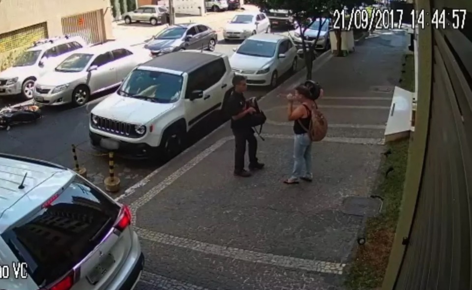 Mulher é baleada friamente pelo ex-marido no meio da rua. Vídeo 