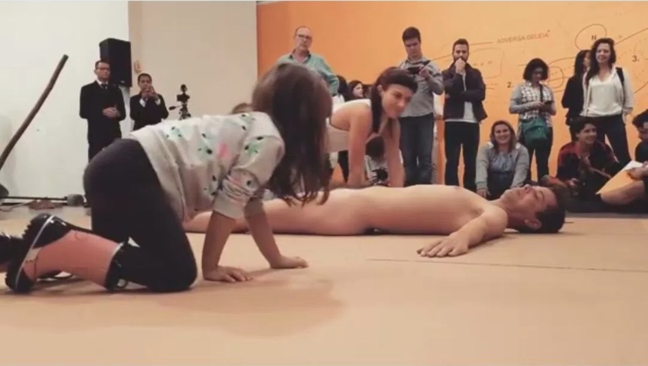 Criança toca em artista nu durante apresentação e cena causa polêmica 