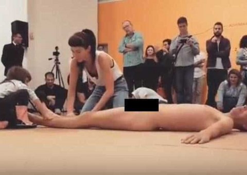 Justiça proíbe que vídeo de criança tocando artista nu circule na internet e garante que vai investigar o caso