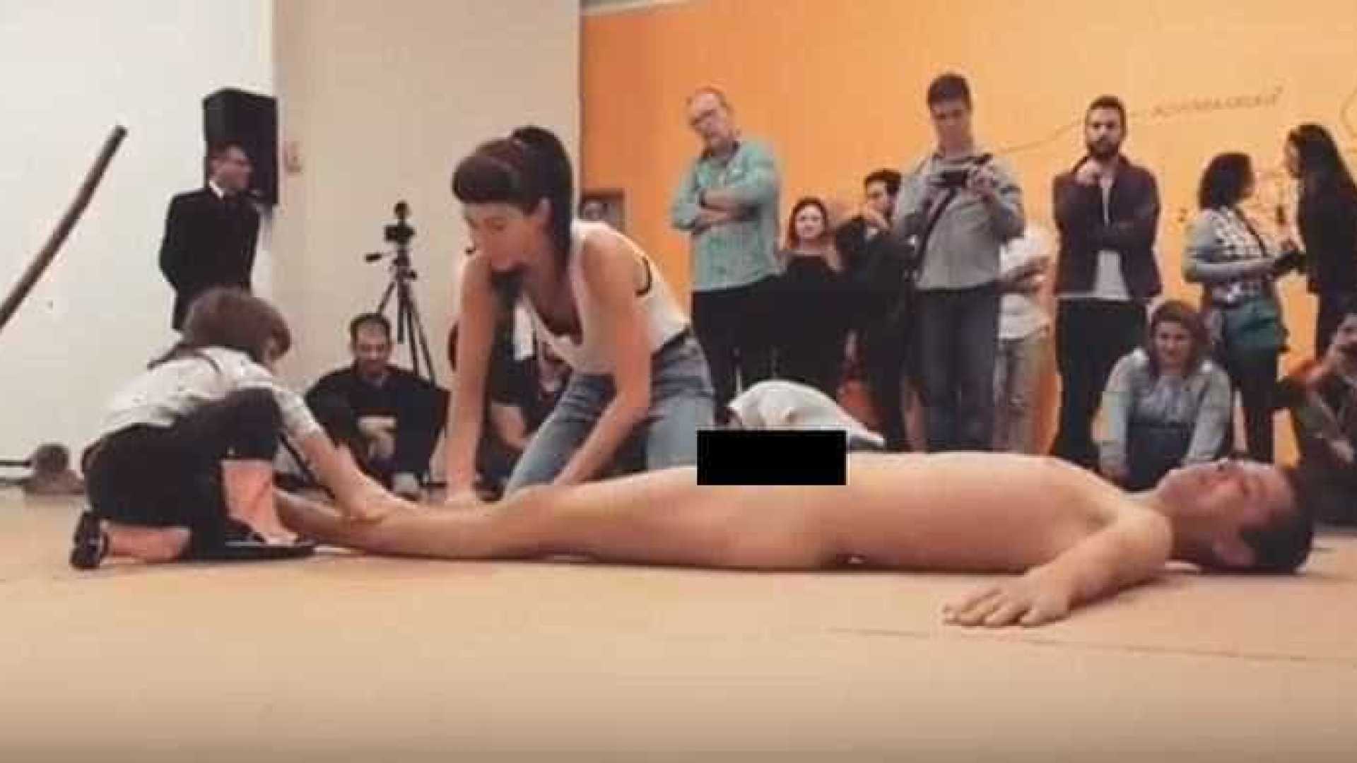 Justiça proíbe que vídeo de criança tocando artista nu circule na internet e garante que vai investigar o caso