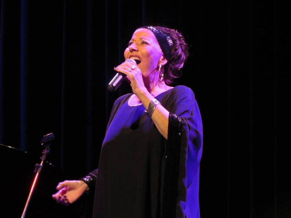 Cantora Célia morre aos 70 anos 