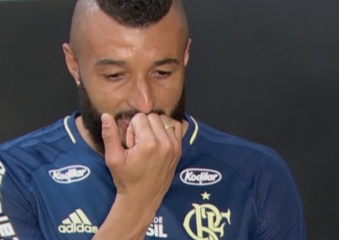 Muralha se emociona ao fazer desabafo e relata sofrimento da mãe