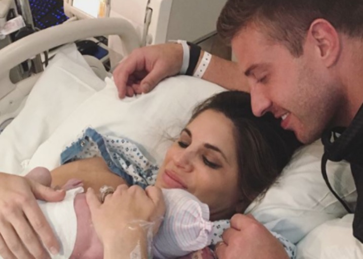 Bolsa de jornalista grávida estoura durante programa ao vivo